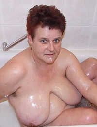 Big mature slut getting nasty in the shower